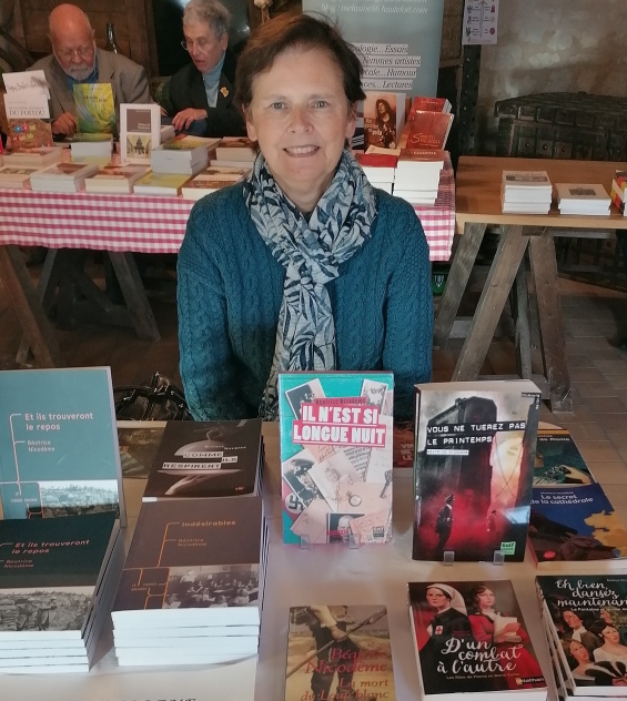 Beatrice Nicodeme autrice séance de signature au salon du livre de Monts sur Guesnes